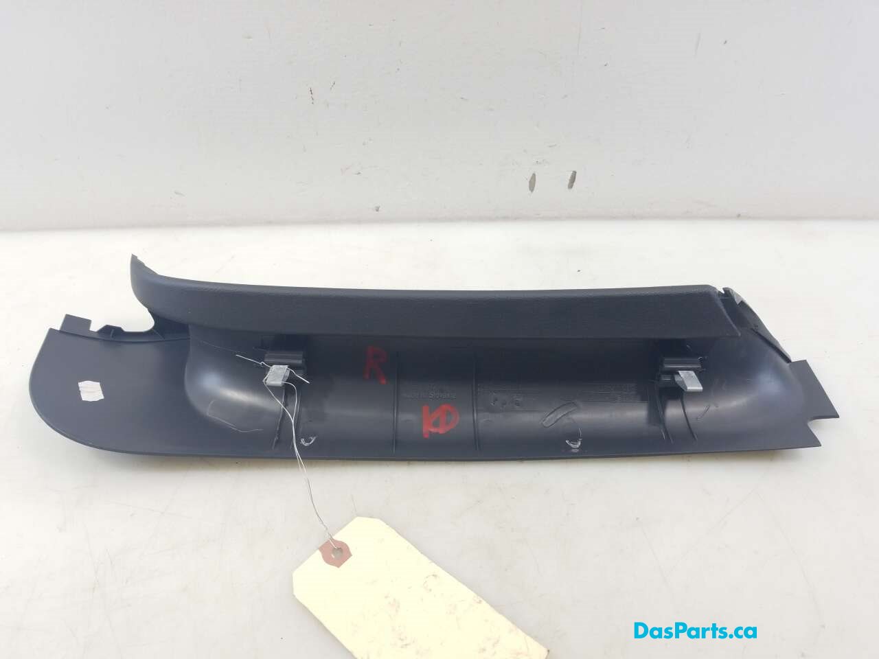 Rear Window Frame Trim R